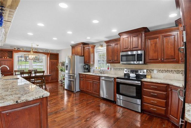 5660 Meadow Heights Drive, Shawnee, KS 66226