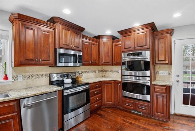 5660 Meadow Heights Drive, Shawnee, KS 66226