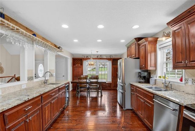 5660 Meadow Heights Drive, Shawnee, KS 66226