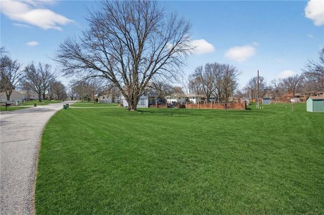 5660 Meadow Heights Drive, Shawnee, KS 66226