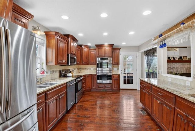 5660 Meadow Heights Drive, Shawnee, KS 66226