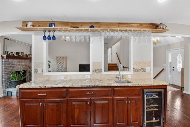 5660 Meadow Heights Drive, Shawnee, KS 66226