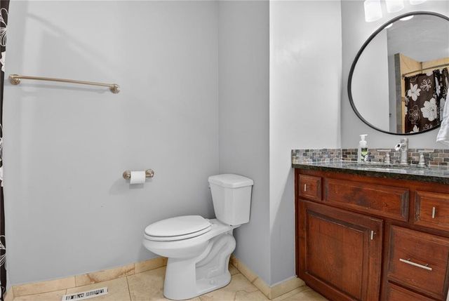 5660 Meadow Heights Drive, Shawnee, KS 66226