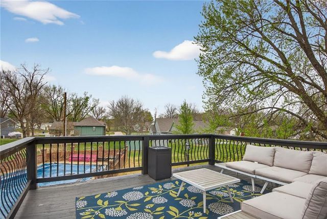 5660 Meadow Heights Drive, Shawnee, KS 66226