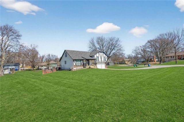 5660 Meadow Heights Drive, Shawnee, KS 66226