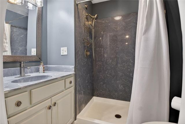 5660 Meadow Heights Drive, Shawnee, KS 66226