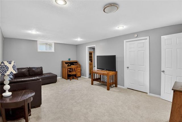 5660 Meadow Heights Drive, Shawnee, KS 66226