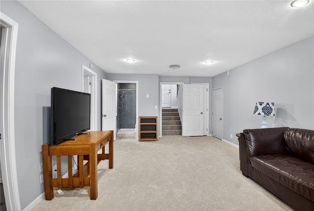 5660 Meadow Heights Drive, Shawnee, KS 66226