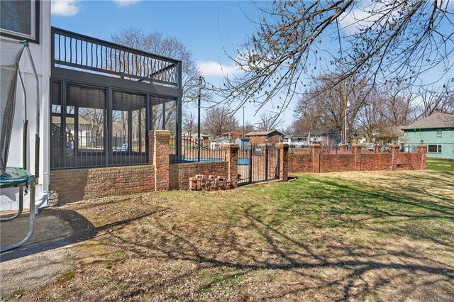 5660 Meadow Heights Drive, Shawnee, KS 66226