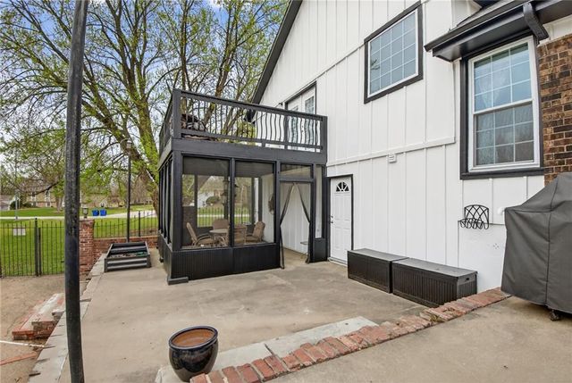 5660 Meadow Heights Drive, Shawnee, KS 66226