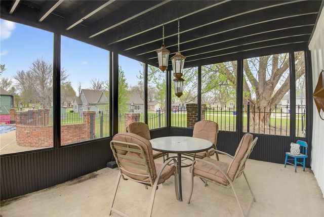 5660 Meadow Heights Drive, Shawnee, KS 66226