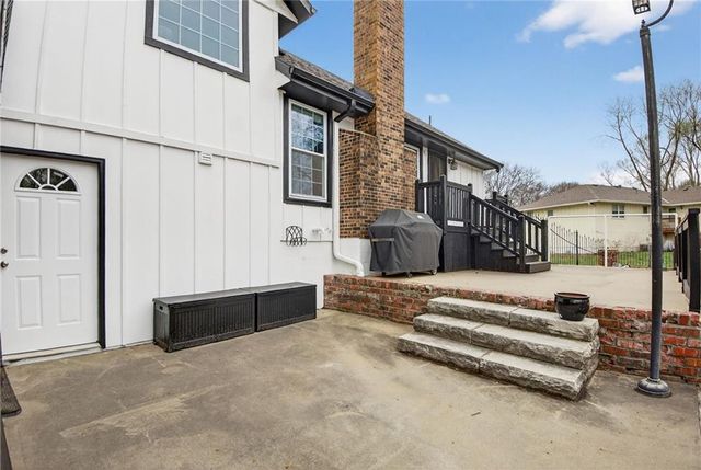 5660 Meadow Heights Drive, Shawnee, KS 66226