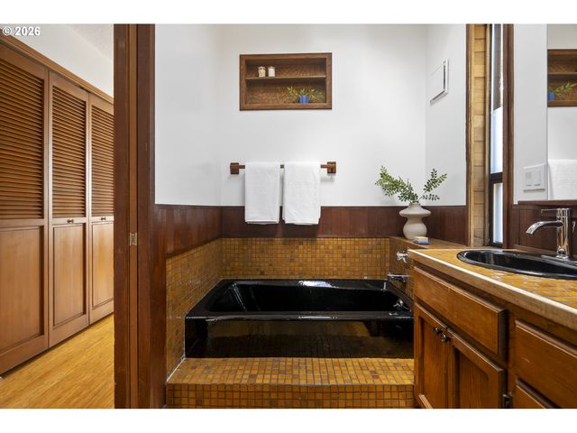 2827 Ne ROCKY BUTTE Rd, Portland, OR 97220