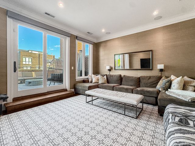 1637 N Burling Street, Chicago, IL 60614