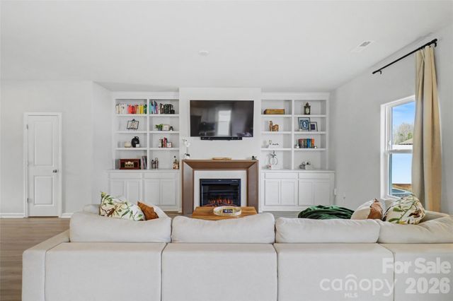 2215 Transatlantic Avenue, Charlotte, NC 28215