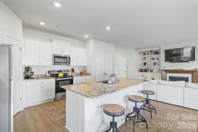 2215 Transatlantic Avenue, Charlotte, NC 28215