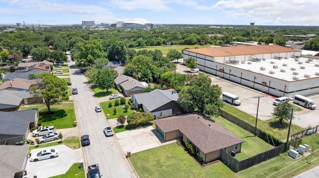 414 Hallmark Drive, Arlington, TX 76011