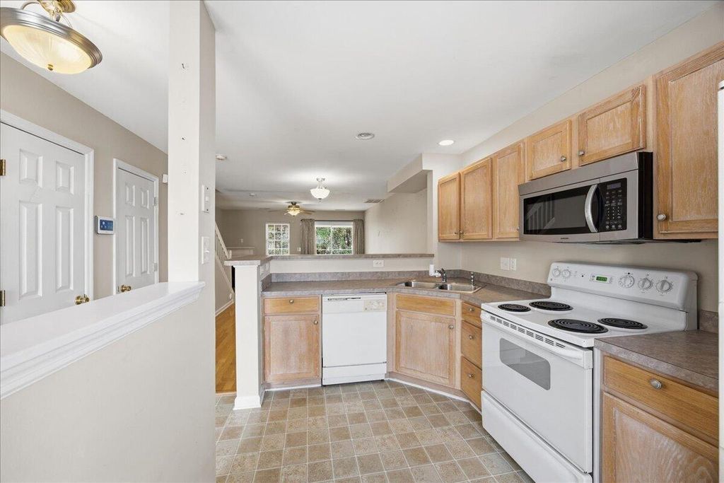 Image 5 of property listing at 129 Hornby Circle, Goose Creek, SC 29445