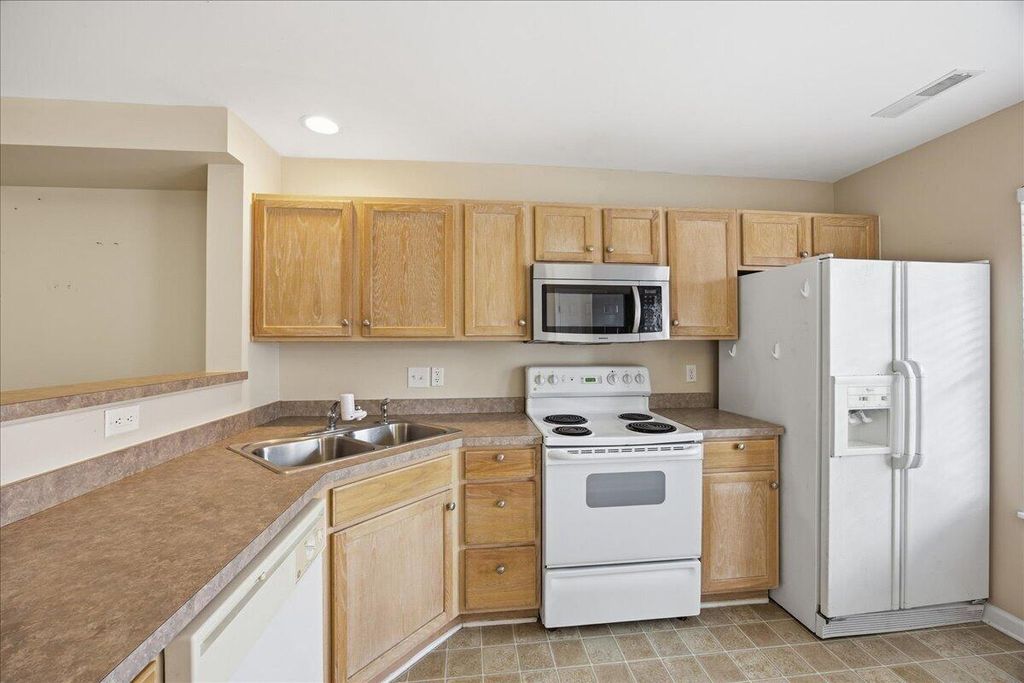 Image 6 of property listing at 129 Hornby Circle, Goose Creek, SC 29445