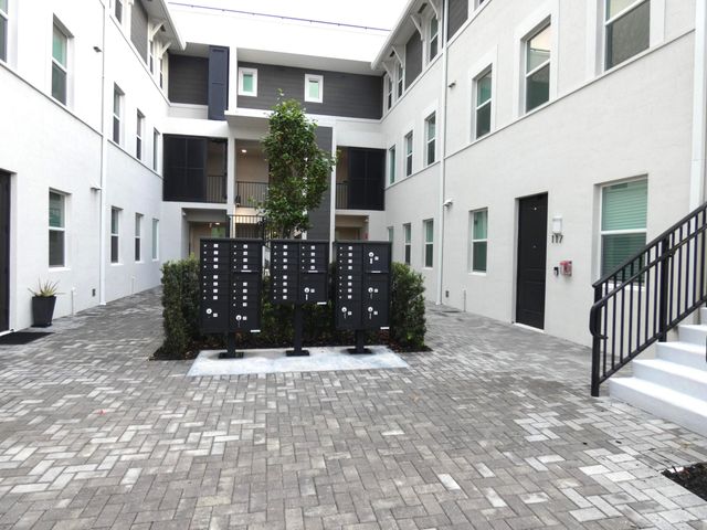 8878 Lake Worth Road 111, Lake Worth, FL 33467