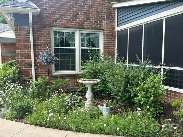 32080 W 9-Mile Road, Farmington, MI 48336