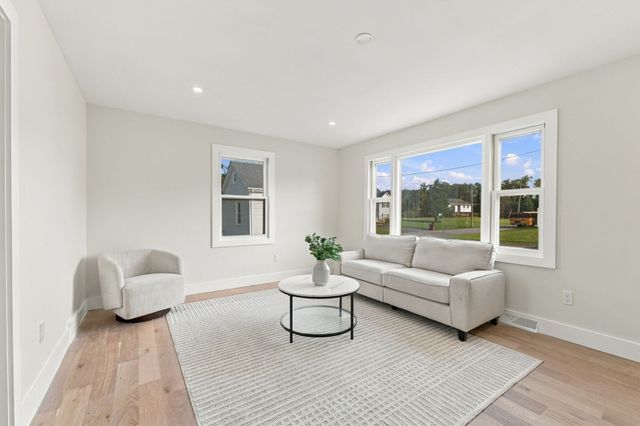 26 Gorham St, Dartmouth, MA 02748