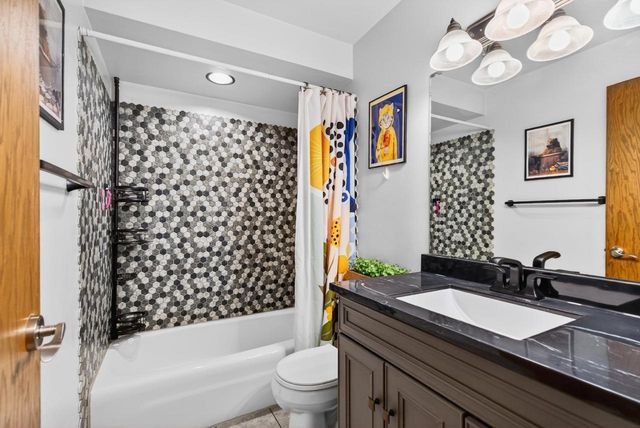 1017 N BAY RIDGE ROAD, Appleton, WI 54915