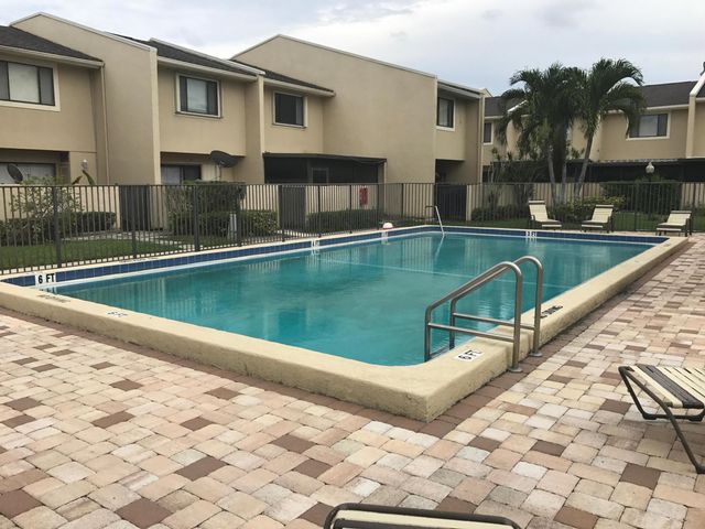 139 SPARROW Drive 3E, Royal Palm Beach, FL 33411