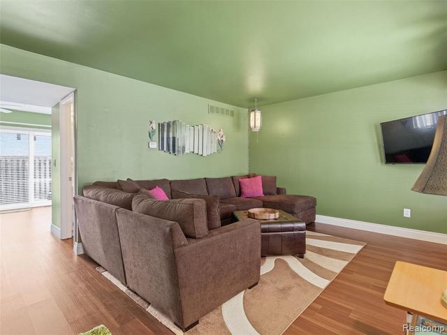 37516 Charter Oaks Boulevard, Clinton Township, MI 48036