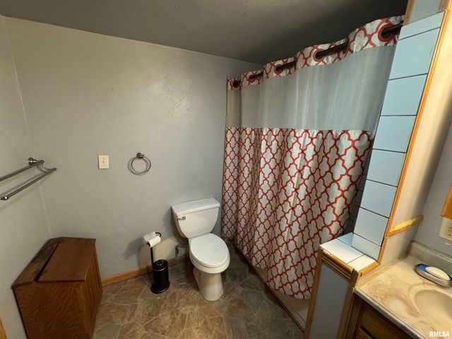 718 E LONDON Avenue, Peoria Heights, IL 61616