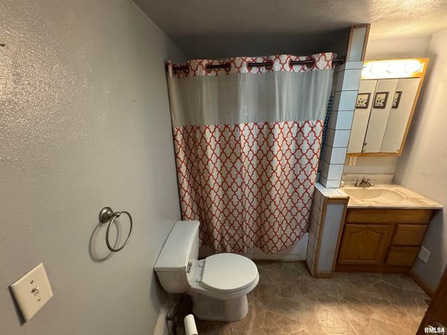 718 E LONDON Avenue, Peoria Heights, IL 61616