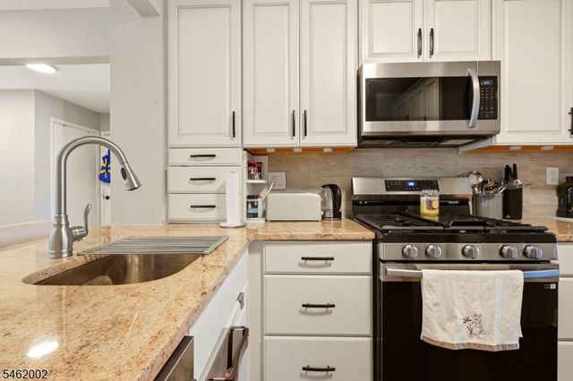 11 Vreeland Ct, Sayreville Boro, NJ 08872