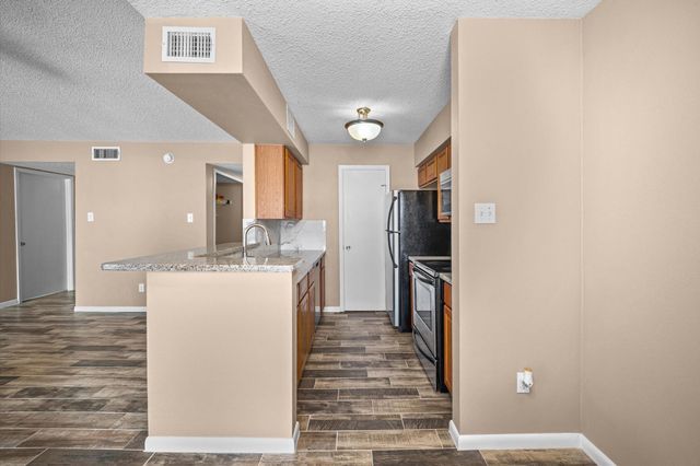 17331 Red Oak Drive 10, Houston, TX 77090
