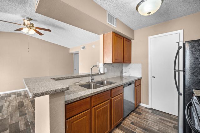 17331 Red Oak Drive 10, Houston, TX 77090
