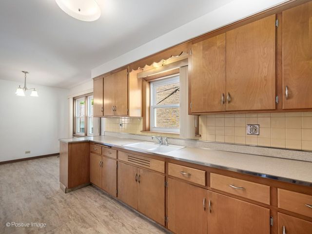 6038 N Austin Avenue, Chicago, IL 60646