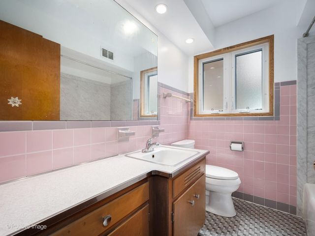6038 N Austin Avenue, Chicago, IL 60646