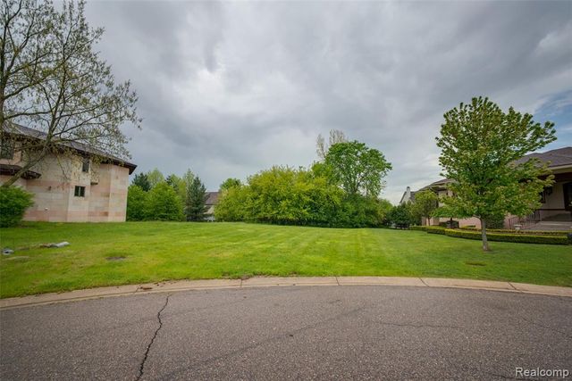 5057 Karachi Street, West Bloomfield, MI 48322