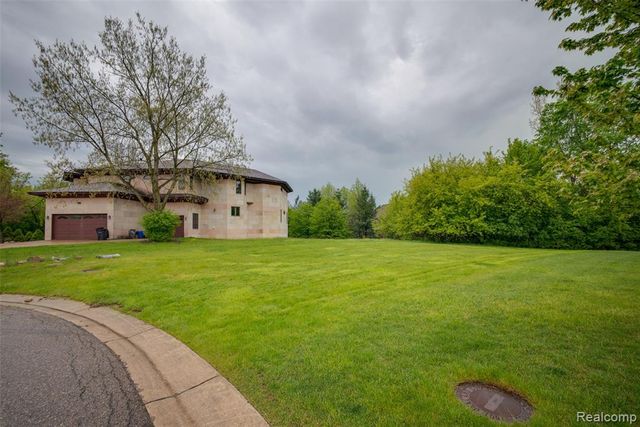 5057 Karachi Street, West Bloomfield, MI 48322