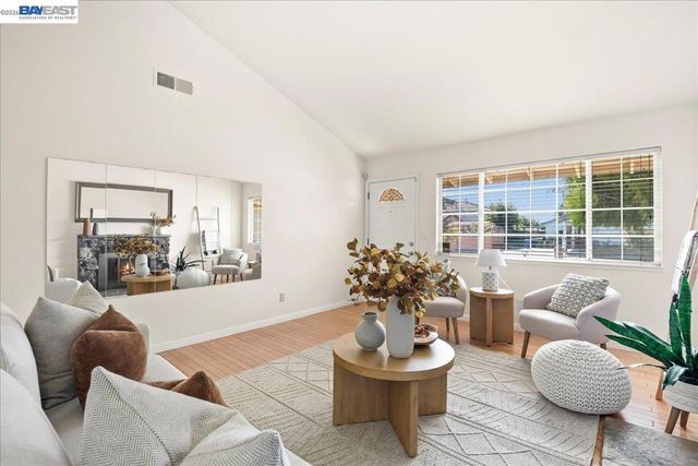 32510 Lake Temescal Ln, Fremont, CA 94555