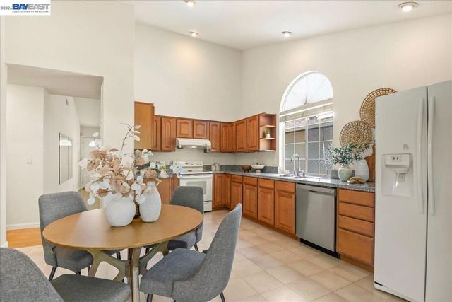 32510 Lake Temescal Ln, Fremont, CA 94555