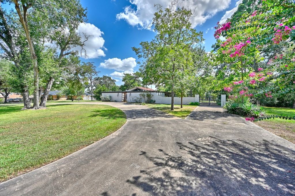 312 Cedar Circle, Brenham, TX 77833