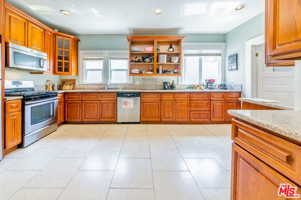 Image 11 of property listing at 107 S Rampart Boulevard, Los Angeles, CA 90057