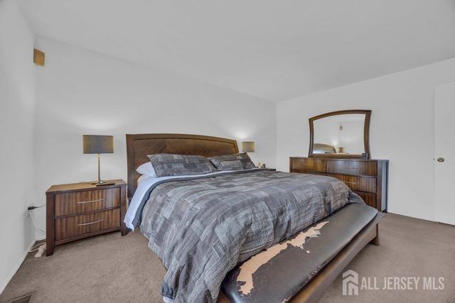 16 Rodio Court, Sayreville, NJ 08872