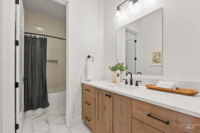 8835 Double Shot Hollow Ln, Middleton, ID 83644