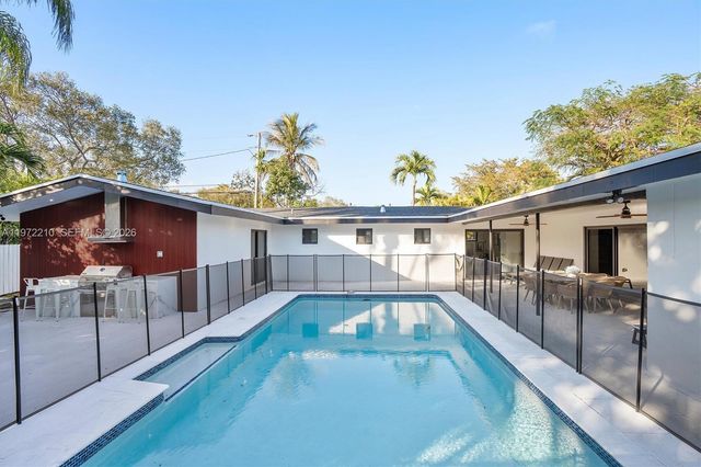 8201 SW 151st St, Palmetto Bay, FL 33158