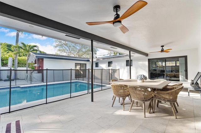 8201 SW 151st St, Palmetto Bay, FL 33158