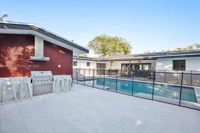 8201 SW 151st St, Palmetto Bay, FL 33158