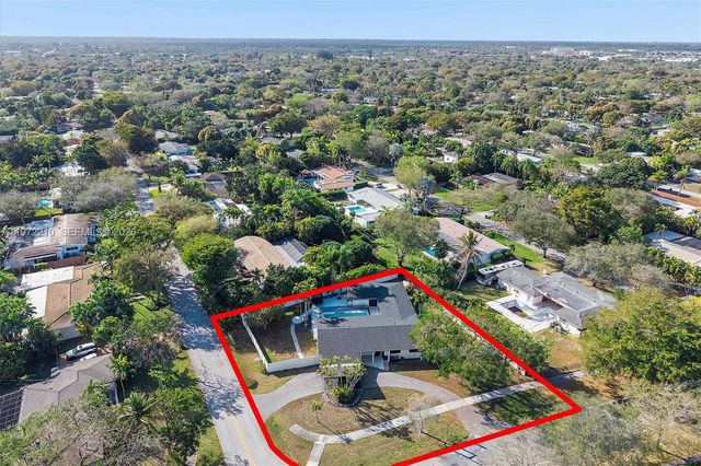 8201 SW 151st St, Palmetto Bay, FL 33158