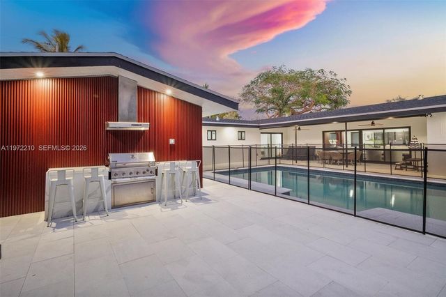 8201 SW 151st St, Palmetto Bay, FL 33158