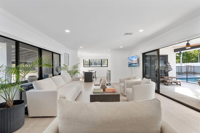 8201 SW 151st St, Palmetto Bay, FL 33158